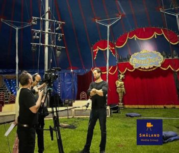 TV-team filmar på cirkus.