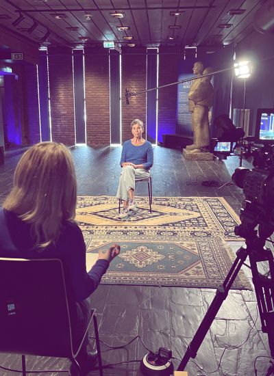 Kvinna intervjuar framf&ouml;r filmkamera